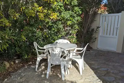 Image de Agréable T2, 4 pers, plain-pied ouvert sur terrasse, jardin clos, parking privé, proche plage et commerces