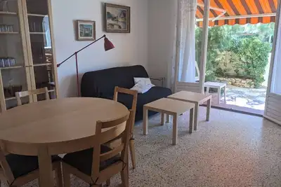 Image de Charmant T3 rénové à 60m de la plage avec terrasse, jardin et parking clos