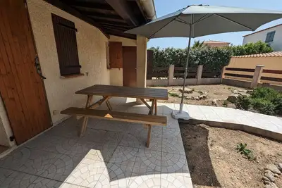 Image de Maison T2 avec Mezzanine, Cour et Parking – 5 Pers – Proche Plage et Commerces – Bon Prix
