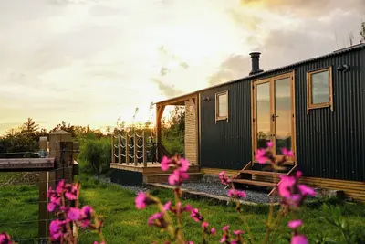 Image de Luxury Shepherds Hut with hot tub, firepit and gas barbeque