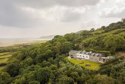 Image de Incredible stay overlooking Red Wharf By sleeping up to 18 guests with hot tub & garden lounge area