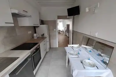 Image de Appartement à proximité du métro Croix Rousse, des commerces, du marché