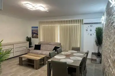 Image de A stylish and comfortable apartment located in Bugibba, Triq Il-Korp Tal-Pijunieri, within the Devonshire Apartments. It features two double bedrooms, a modern bathroom with shower, and a spacious open-plan living area ideal for families or couples.
