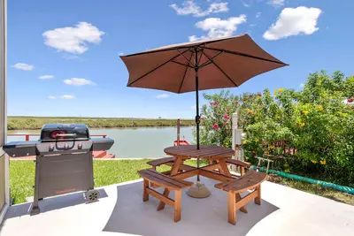 Image de Views of Space X from beautiful Lakeside Haven 620