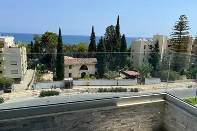 Image de Cozy 2-bedroom newly renovated sea view apt. opposite beautiful sandy beach