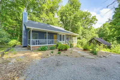 Image de Creek View + Hot Tub: Woodsy Maggie Valley Cottage
