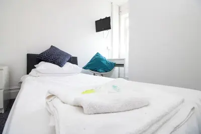 Cosy Double En-suite Room in the City Room 13