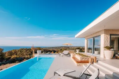 Image de Stylish Plant Villa with heated pool and seaview