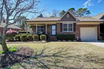 Image de Cozy, remodeled home. Centrally located.