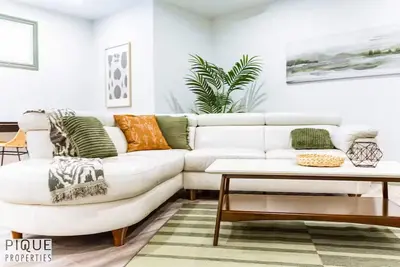 Image de Spacious Bright Suite - Sleeps 4 - King Bed -Nflx