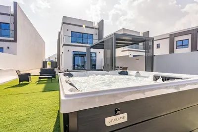 Image de Getaway Deal 3br w/ Outdoor Jacuzzi + Scenic Views, Al Dana Island by Deluxe Holiday Homes