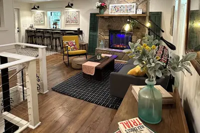 Image de Tranquil Creekside Cottage with Pool, Wi-Fi, Creek, Hot Tub\nSmall Dogs Ok
