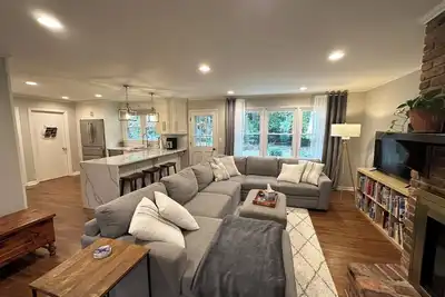 Image de ! New! Kid friendly 4-bedroom home with large, private backyard