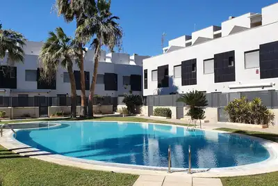 Image de Luxury Holiday Home With Pool 5 Mins Walk To Beach. Wifi, Air Con, Full Kitchen