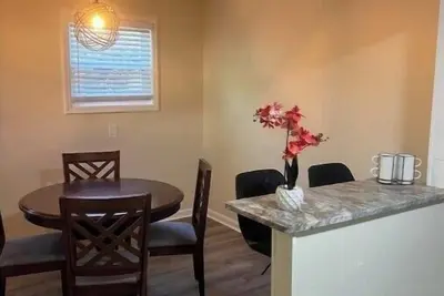 Image de Brand new REntal! Near historic horse district