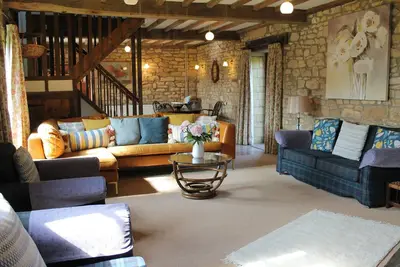Image de Charming Rustic Cotswold Stone Barn Retreat with Scenic Countryside Views