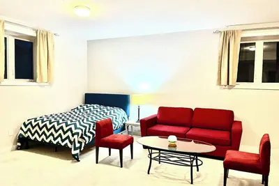 Image de New Entire Upper level basement suite. Bright and spacious. Pet friendly.