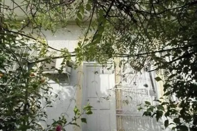 Image de Maison Coloniale dans un Quartier Serein : Chambres Spacieuses et Cour Privée.