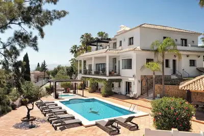 Image de Stunning luxury new-refurbished. Beach 5 mins. Breathtaking sea & mountain views