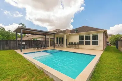 Image de New Pool & Spa + Pergola & Bbq modern 1 story home