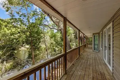 Image de The Last Resort - Steinhatchee, Waterfront home sleeps 18+