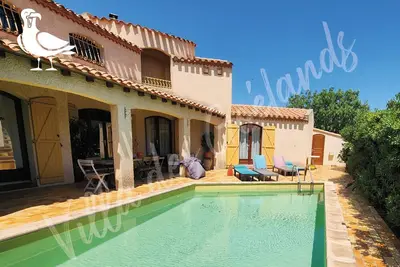 luxueuse villa de 5 chambres climatisées avec grande piscine à 300m de la plage