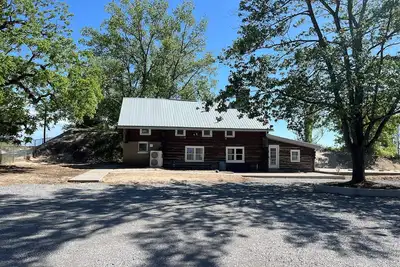 Image de Lakehouse Chalet by the Beach!
