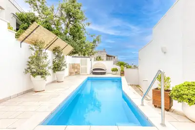 Image de Belle maison de ville avec piscine, 200m de la mer