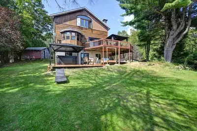 Image de Family Chalet on Silver Lake 1 hour from Montreal
