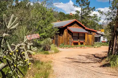 Image de Cozy historic cabin in uptown Sedona with Hot Tub