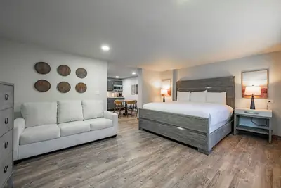 Image de Cove Creek Lodge: 107 Lakeside Executive King Suite