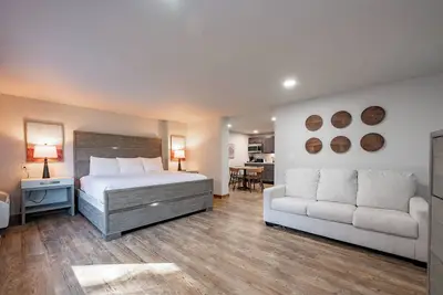 Image de Cove Creek Lodge: 108 Lakeside Executive King Suite