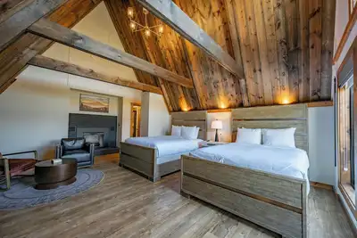 Image de Cove Creek Lodge: 201 Poolside Double Queen Fireplace Room
