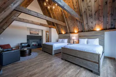 Image de Cove Creek Lodge: 204 Poolside Double Queen Fireplace Room