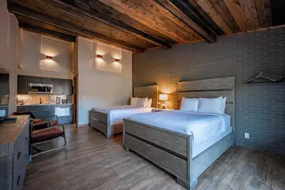 Image de Cove Creek Lodge: 205 Poolside Double Queen Room