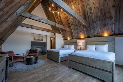 Image de Cove Creek Lodge: 207 Standard Double Queen Fireplace Room