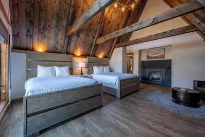 Image de Cove Creek Lodge: 210 Standard Double Queen Fireplace Room