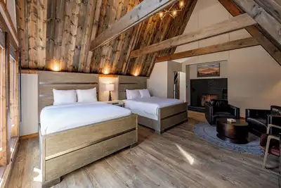 Image de Cove Creek Lodge: 211 Dog Friendly Double Queen Fireplace Room