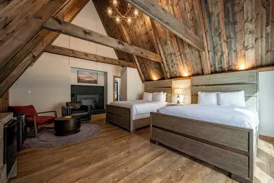 Image de Cove Creek Lodge: 214 Standard Double Queen Fireplace Room