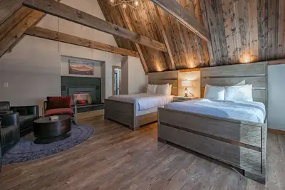 Image de Cove Creek Lodge: 217 Lakeside Double Queen Fireplace Room