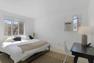 Image de Renovated, clean, modern - 3 king beds (Unit 1)