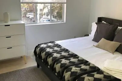 Image de Renovated, clean, modern - 3 king beds (Unit 2)