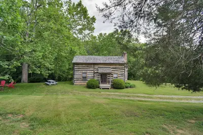 Image de Creekside historic log cabin w/ modern amenities at historic Wade's Mill