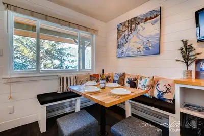 Image de Amazing Renovation, Top Floor Premium Unit. Onsite Hot Tubs & Firepit | Pm6b