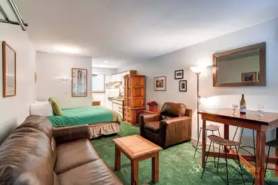 Image de Budget-Friendly Top Floor Unit in Downtown - Walk to Shopping/Dining | Pm7b