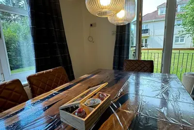 Image de Appartement-Moderne-Salle de bain privée séparée-Vue sur Jardin