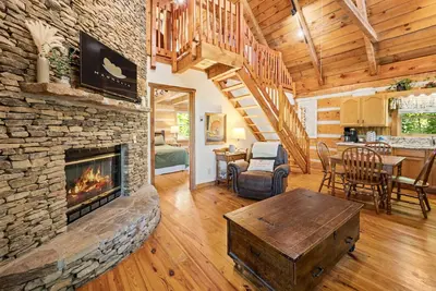 Relax on the Quiet Side – Hot Tub & Serenity!