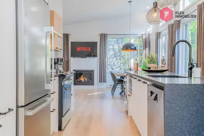 Image de ⭐ La Perle Bleue de Portneuf 🧿 Spa privé, Piscine, Sauna, Billards, Sentiers ⭐