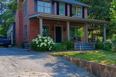 Image de Steps away from Main Street at this centrally located house in Clayton. Ga.