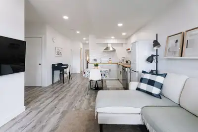 Image de Bright &Spacious 1br | Queen + Twin | Pond View